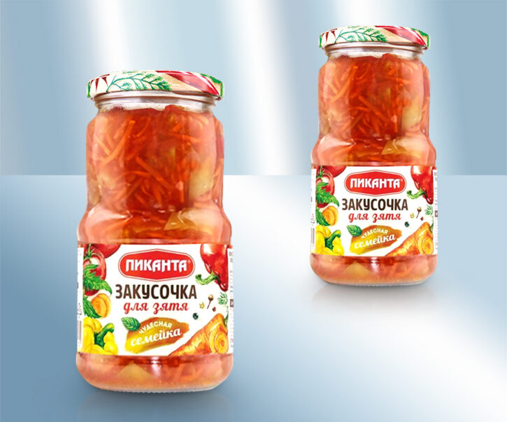 Овощная закуска из кусочков болгарского перца и нашинкованной моркови в томатном соусе