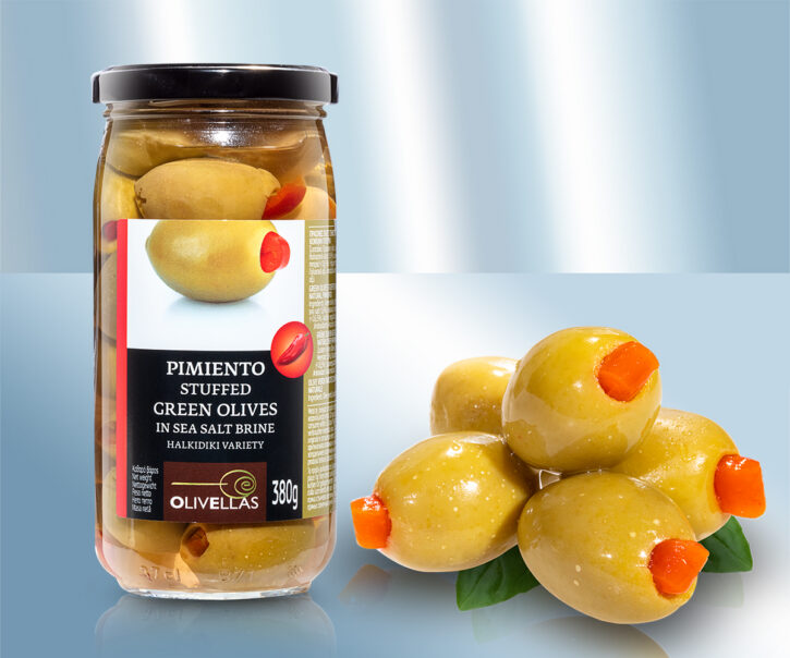 Groene olijven met paprika.