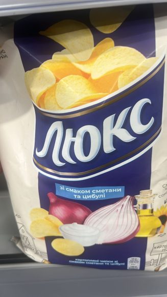 Чипсы «Люкс» со вкусом сметаны и лука.