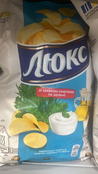 Чипсы «Люкс» со вкусом сметаны и зелени.