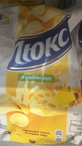 Чипсы «Люкс» со вкусом сыра.